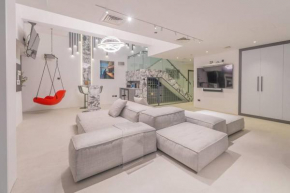The Grayciousness Luxury Tech Home Dubai Marina Cayan Tower